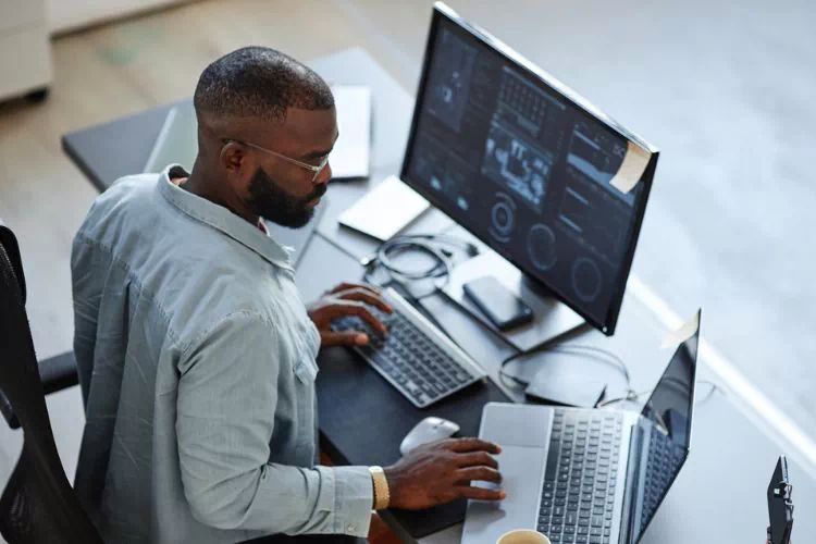 Homme travaillant sur un ordinateur